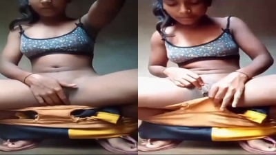 அத்லெடிக் ௧௯யர் ஸ்போர்ட்ஸ் கேர்ள் பந்த் கழட்டி விறல் போடுகிறாள்
