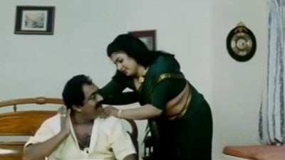 கேரளா நடிகை செஸ்யாக முலை அழகை காண்பித்து மயக்குகிறாள்