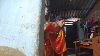 பொள்ளாச்சி கிராமத்து விபெ ரகசியமாக சாறி புகக் செய்கிறாள்