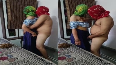 குடும்பத்து அப்பா மகள் முகம் மறைத்து செஸ் செய்கிறார்கள்