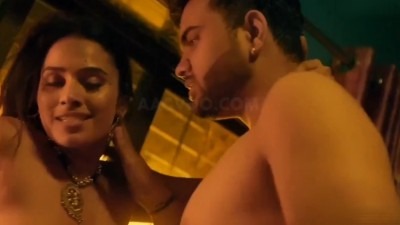 ஸ்க்யாஂடல் மனைவி ஹ்யாஂட்‌ஸம் ஆண் உடன் ஊழ் பானும் படம்