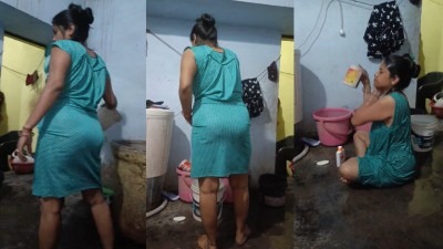 சேலம் லேடி பாத் செய்து மூடு ஏற்றும் மாம்ஸ் படம்