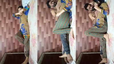 நண்பன் காதலி முலையை தடவி ஊழ் பண்ணும் காமவெறியன்