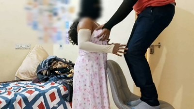 கோவை ஆண்ட்டி டெலிவரி பாய் உடன் டல்கிங் புகக் பண்ணுகிறாள்