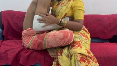 சின்னம்மா உடன் இளம் ஆண் முலை பிசைந்து சாறி புகக் பண்ணுகிறான்
